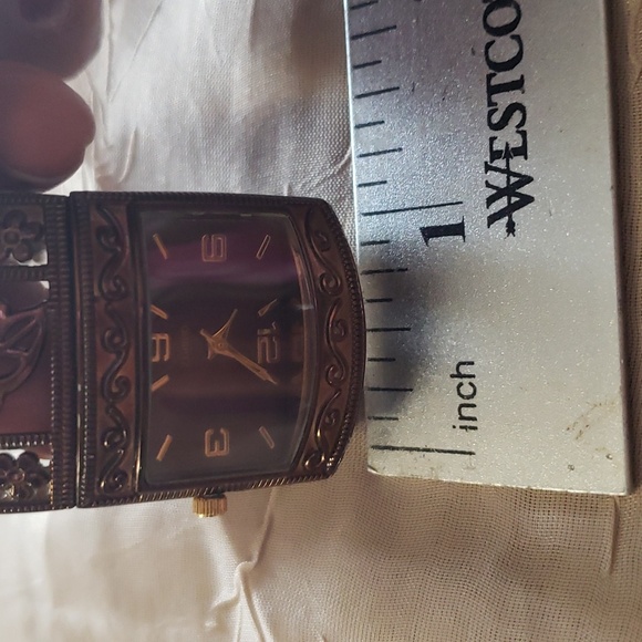 Floral Motifs, a Beautiful Copper Quartz Women's Watch Bracelet . - Picture 12 of 12